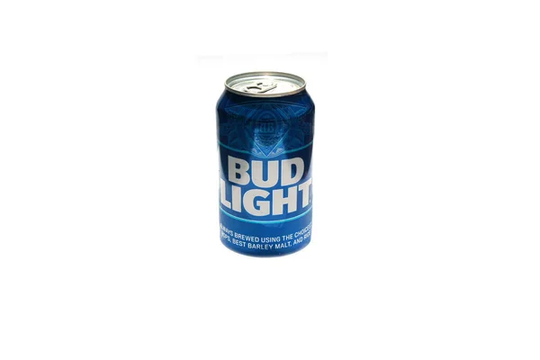 美国加利福尼亚州森林湖 2023年4月29日 Bud Light 铝罐的Bud Light 该公司与跨性别活动家迪伦 马尔瓦尼 Dylan Mulvaney — 图库照片