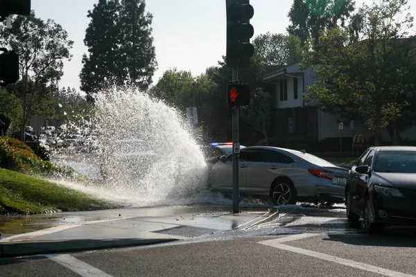 Lake Forest, California - ABD - 26 Nisan 2023: büyük araba kazası. Araba yangın musluğunun üzerinden geçiyor ve su baskınına ve çarpışma tehlikesine neden oluyor. Araba kazası yangın musluğunu tahrip etti..