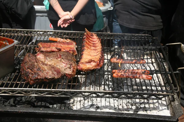 Carne Barbecue Grill Bistecca Costole Bacon Wrapped Hot Dogs Carni — Foto Stock