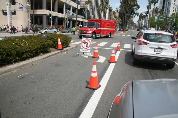 캘리포니아주 2023 롱비치 캘리포니아의 교차로를 차들은 신호등 녹색으로 바뀌면서 정체되어 — 스톡 사진
