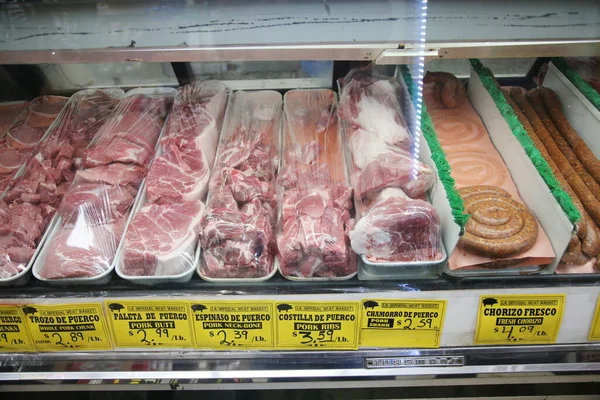 肉类市场 肉类街市冷藏窗出售新鲜生肉片 还有更多的供销售 新鲜肉 地面牛肉 猪腰肉 屠夫特别切肉 — 图库照片