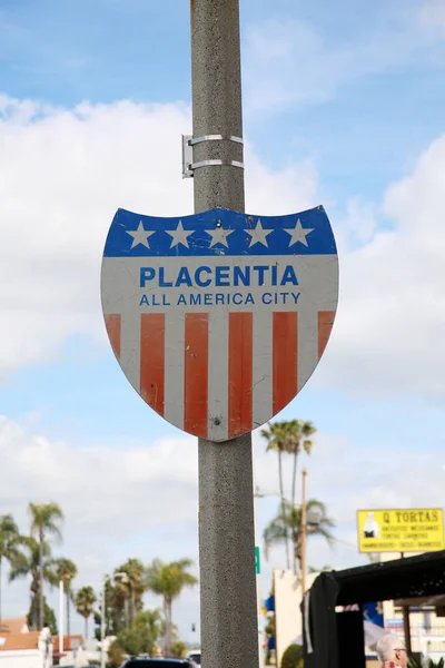略称は全米都市 市認知症のためのプラカード光の棒上のカリフォルニア州 旧ヴィンテージメタルレッドホワイトとブルー Plasenia City Placard Sign — ストック写真