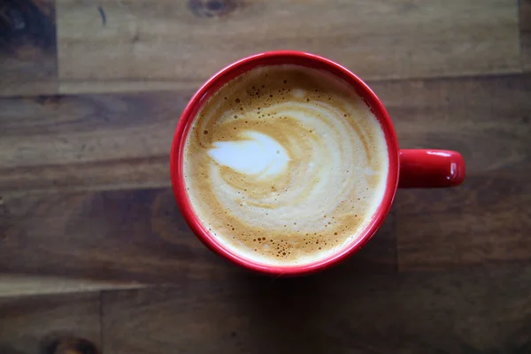 Sütlü Kahve Fincanı Latte Sanatı Kapuçino Köpüklü Latte Kırmızı Kahve — Stok fotoğraf