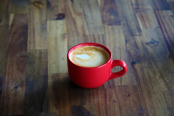 Sütlü Kahve Fincanı Latte Sanatı Kapuçino Köpüklü Latte Kırmızı Kahve — Stok fotoğraf