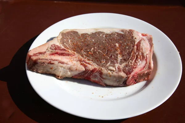 生肉牛排 厚切生肉牛排 文字空间 烤肉用的肉 — 图库照片