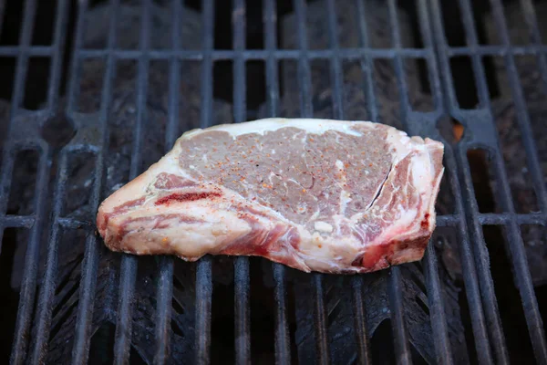 生肉牛排 厚切生肉牛排 文字空间 烤肉用的肉 — 图库照片