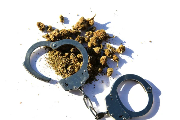 マリファナだ 大麻だ マリファナと法律 大麻の使用 大麻と手錠 — ストック写真
