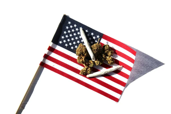 法律上的大麻 带有美国国旗的大麻芽 女性大麻花 美国医疗大麻 娱乐性大麻 挂满美国国旗的大麻花 — 图库照片