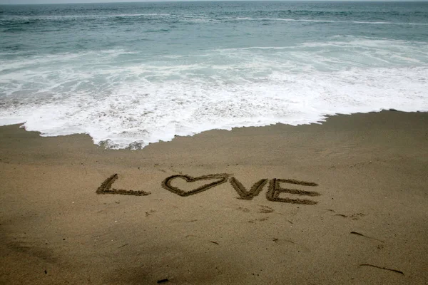 Любовь Написанная Пляжном Песке Фоне Океана Лицензионные Стоковые Фото