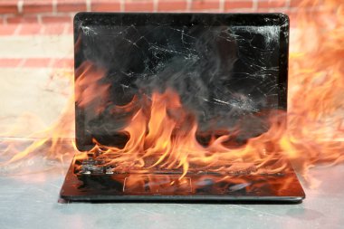 Bilgisayarı ve klavyeyi yakmak, akü arızası ve kablolardan dolayı ekipman yangını. Laptop alev aldı. Yangın tehlikesi. 