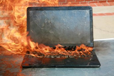 Bilgisayarı ve klavyeyi yakmak, akü arızası ve kablolardan dolayı ekipman yangını. Laptop alev aldı. Yangın tehlikesi. 
