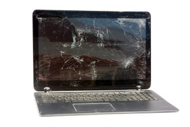 Kırık ve çatlak ekranlı bir dizüstü bilgisayar. Beyazda izole edilmiş. Mesaj için yer var. Bilgisayar Onarımı. 