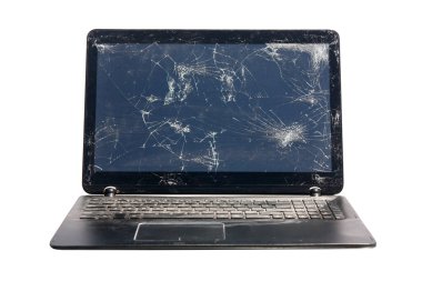 Kırık ve çatlak ekranlı bir dizüstü bilgisayar. Beyazda izole edilmiş. Mesaj için yer var. Bilgisayar Onarımı. 