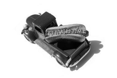 Sarı Hardal ile yazılmış metni olan sosisli sandviç. Öğle yemeğinde sosisli sandviç. Beyazda izole edilmiş. Kırmızı bir kamyonda Hotdog..