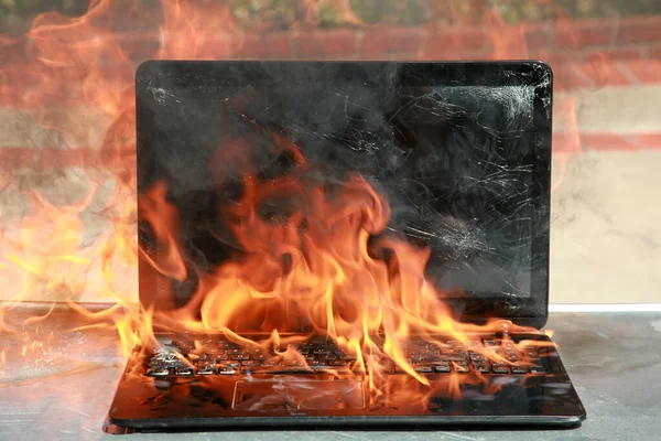烧坏笔记本电脑和键盘 设备因电池和电线故障而失火 笔记本电脑着火了 火灾危险 — 图库照片