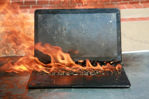 Vypalování Notebooku Klávesnice Požár Zařízení Kvůli Vadné Baterii Vedení Laptop — Stock fotografie