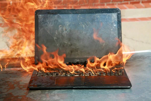 烧坏笔记本电脑和键盘 设备因电池和电线故障而失火 笔记本电脑着火了 火灾危险 — 图库照片