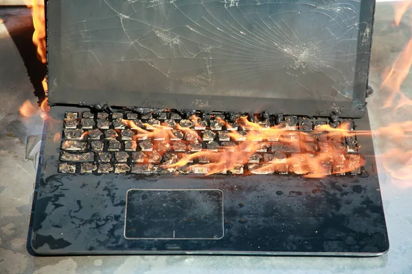 Verbrennender Laptop Und Tastatur Gerätebrand Durch Defekte Batterie Und Verkabelung — Stockfoto