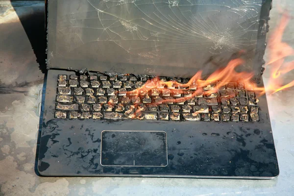 Verbrennender Laptop Und Tastatur Gerätebrand Durch Defekte Batterie Und Verkabelung — Stockfoto