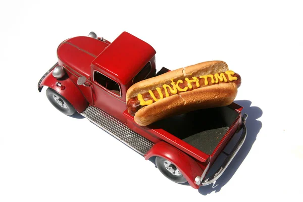 热狗的文字写在黄色芥末 午餐的热狗 被白色隔离了红车里的热狗 — 图库照片