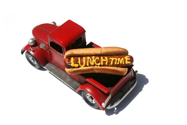 黄色いマスタードで書かれたテキストとホットドッグ お昼はホットドッグ 白に隔離されてる 赤いトラックの中のホットドッグ — ストック写真