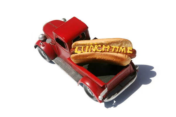 黄色いマスタードで書かれたテキストとホットドッグ お昼はホットドッグ 白に隔離されてる 赤いトラックの中のホットドッグ — ストック写真