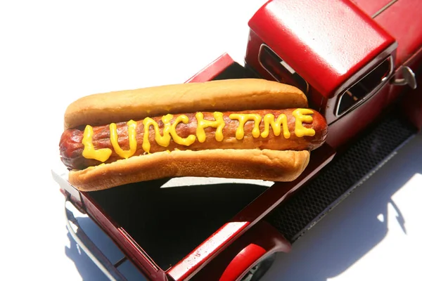 Sarı Hardal Ile Yazılmış Metni Olan Sosisli Sandviç Öğle Yemeğinde — Stok fotoğraf