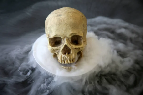 Menneskelig Skalle Uhyggelige Menneskeskalle Røyken Onde Menneskeskalle Kannibalisme Halloween Skremmende – stockfoto