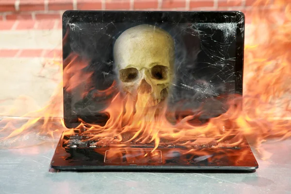 Palący Się Laptop Klawiatura Pożar Sprzętu Spowodowany Wadliwą Baterią Okablowaniem — Zdjęcie stockowe
