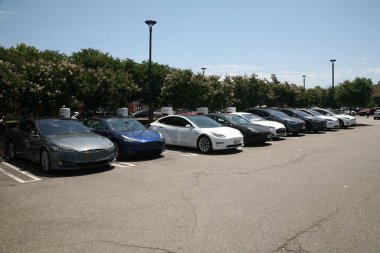 Irvine, California - ABD - 1 Haziran 2023: Tesla Elektrik Araç Şarj İstasyonu. Süper şarj cihazları sadece 15 dakikada 320 km menzile kadar ulaşabilir. Çünkü% 80 'in üzerinde ücret almak nadiren gerekli.