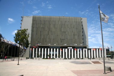 Santa Ana, California - ABD - 13-2022 Mart: Santa Ana, Kaliforniya Halk Kütüphanesi. Kütüphanelerde kitaplar ve yayınlar vardır..