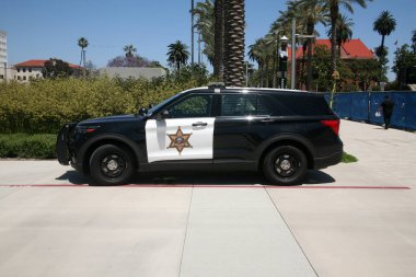 Santa Ana, California - ABD - 21 Haziran 2023: Polis arabası. Santa Ana California 'da park etmiş bir polis arabası. - Polis. Santa Ana, California 'da bir polis aracı boşta. Polis arabası. Spor ve modern stil.