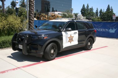 Santa Ana, California - ABD - 21 Haziran 2023: Polis arabası. Santa Ana California 'da park etmiş bir polis arabası. - Polis. Santa Ana, California 'da bir polis aracı boşta. Polis arabası. Spor ve modern stil.