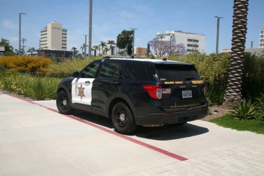 Santa Ana, California - ABD - 21 Haziran 2023: Polis arabası. Santa Ana California 'da park etmiş bir polis arabası. - Polis. Santa Ana, California 'da bir polis aracı boşta. Polis arabası. Spor ve modern stil.