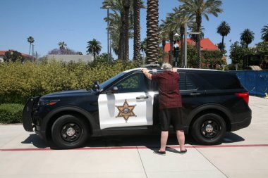 Santa Ana, California - ABD - 21 Haziran 2023: Polis arabası. Santa Ana California 'da park etmiş bir polis arabası. - Polis. Santa Ana, California 'da bir polis aracı boşta. Polis arabası. Spor ve modern stil.