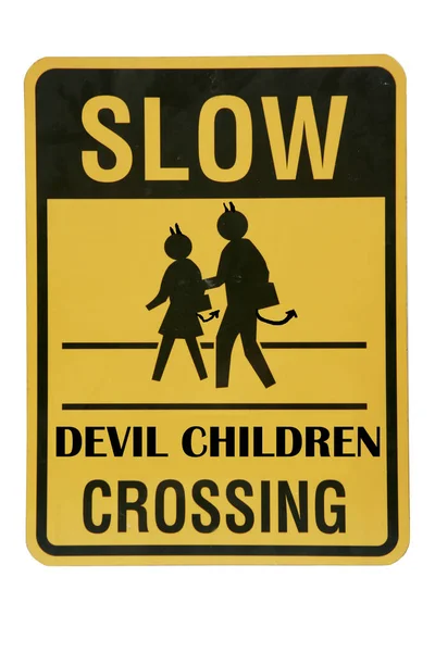 慢慢地深沉的孩子们的哭泣 金属警告标志 慢吞吞的魔鬼小孩穿过街道 司机最可怕的噩梦 父母最糟的噩梦 交通标志警告标志驾驶缓慢 — 图库照片