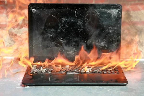 焚烧笔记本电脑和键盘 笔记本电脑着火了 笔记本电脑着火了 火灾危险 丢失有价值的数据 计算机损坏 被困扰的笔记本电脑 邪恶的火焰 地狱的计算机 万圣节 — 图库照片
