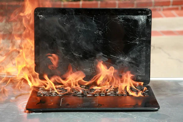 Vypaluji Notebook Klávesnici Notebook Hoří Laptop Hoří Plamenech Riziko Ohně — Stock fotografie