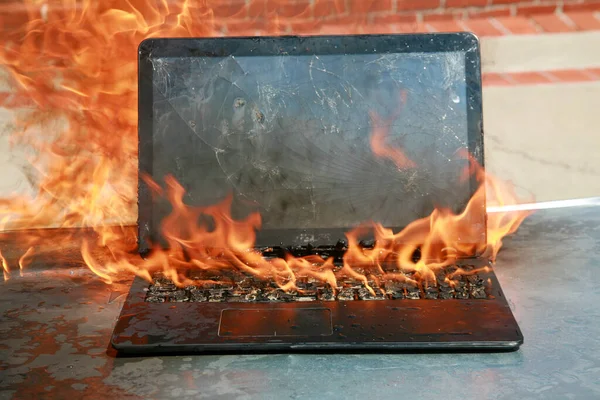 焚烧笔记本电脑和键盘 笔记本电脑着火了 笔记本电脑着火了 火灾危险 丢失有价值的数据 计算机损坏 被困扰的笔记本电脑 邪恶的火焰 地狱的计算机 万圣节 — 图库照片