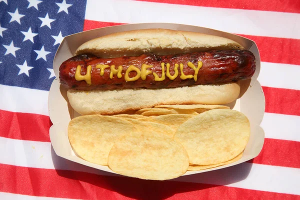 Hotdog Textem Července Napsaným Žluté Hořčici Hotdogy Oběd Izolováno Bílém — Stock fotografie