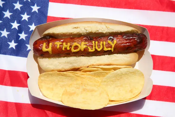 Hotdog Med Texten Juli Skriven Gul Senap Varmkorv Till Lunch — Stockfoto