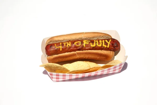 Hotdog Temmuz Sarı Hardal Yazılmış Öğle Yemeğinde Sosisli Sandviç Beyazda — Stok fotoğraf