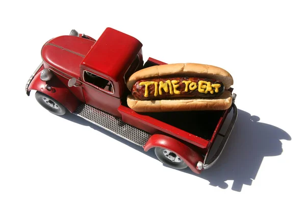 Hot Dog Słowami Czas Jeść Napisanymi Żółtą Musztardą Hot Dogi — Zdjęcie stockowe