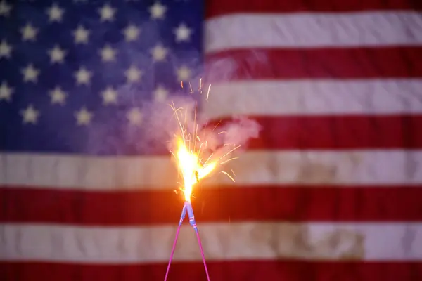 7月4日 7月4日 スパークラーとアメリカ国旗の背景7月4日を祝う 独立記念日 ゴールデンスパーカーと赤白と青の旗 アメリカは偉大だ 神の祝福アメリカ — ストック写真