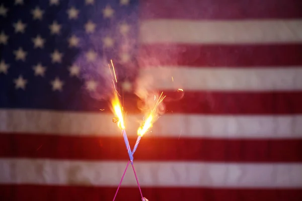 7月4日7月4日斯派克勒和美国国旗背景庆祝7月4日 独立日 红色白旗和蓝色旗与金色喷火器 美国是伟大的 上帝保佑美国 — 图库照片