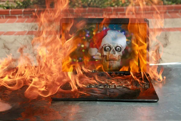 Laptopot Billentyűzetet Éget Berendezés Tűz Miatt Hibás Akkumulátor Vezetékek Laptop — Stock Fotó