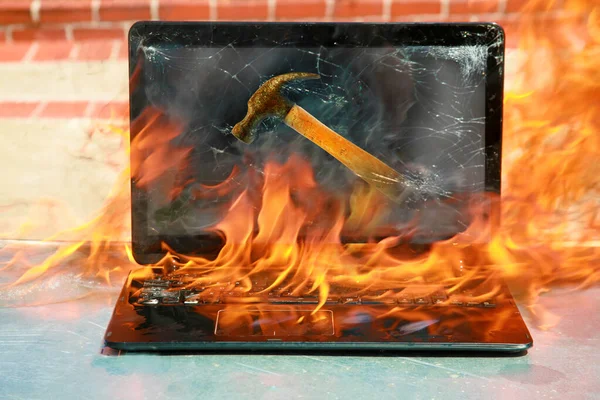 烧坏笔记本电脑和键盘 设备因电池和电线故障而失火 笔记本电脑把世界点着了 笔记本电脑着火了 火灾危险 丢失有价值的数据 膝上型损坏 — 图库照片