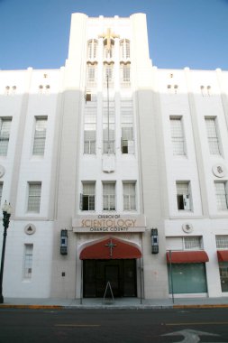 Santa Ana, Kaliforniya ABD - 25 Temmuz 2023 Scientology binası. Scientology Kilisesi. Santa Ana, Kaliforniya Scientology binası. Santa Ana 'daki Scientology binasının ana girişi..