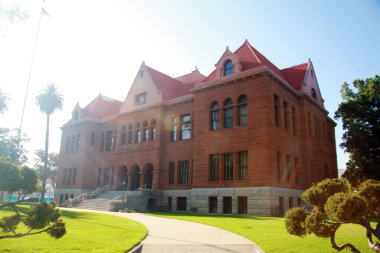 Santa Ana, California - ABD - 25 Şubat 2021: Orange County California Adliyesi, 1900 'de inşa edildi. Burası Güney Kaliforniya 'daki en eski mahkeme binası. Sadece Düzenleyici Kullan.