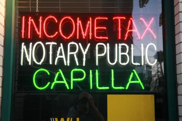 Podatek Dochodowy Notariusz Capilla Publiczna Neon Sign — Zdjęcie stockowe